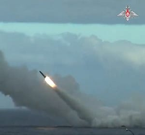 （影）這2件事激怒莫斯科？俄在爭議島嶼導彈軍演  日外相抗議斥「無法接受」