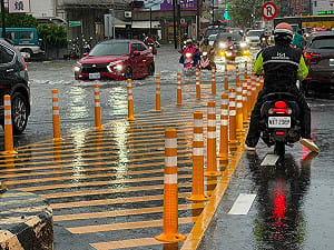 台南清晨暴雨如注多區淹水！台鐵「永康至保安」降速行駛