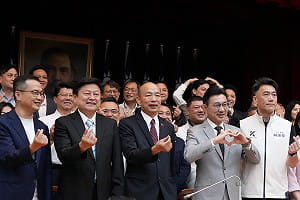 韓傅破冰手比愛心 李彥秀：卓榮泰引戰是重要原因