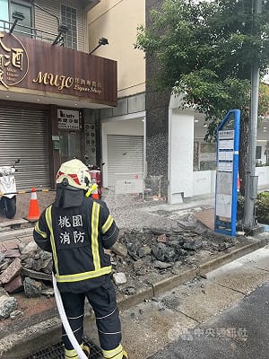 桃園中正路施工挖破管線釀瓦斯外洩  工人燒燙傷送醫