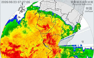 劇烈豪雨狂炸高雄！陳其邁示警時雨量上看70毫米 提醒市民提高警覺