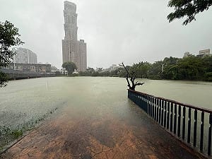 高雄豪雨狂灌！6萬噸十全滯洪池水位逼近滿水位
