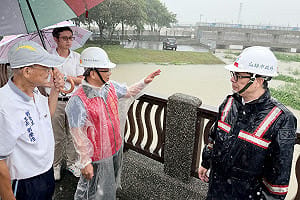強化抽排整備嚴防豪雨致災  陳其邁視察北高雄防汛設施