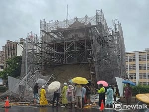 豪雨狂炸台南  國定古蹟「大東門」遭暴雨沖塌   土石沖爆鷹架散落車道