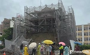 豪雨狂炸台南  國定古蹟「大東門」遭暴雨沖塌   土石沖爆鷹架散落車道