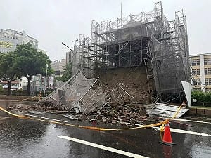 台南大雨狂炸釀古蹟倒塌！網：台南雨神哭倒東門城