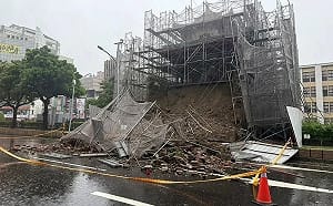 台南大雨狂炸釀古蹟倒塌！網：台南雨神哭倒東門城