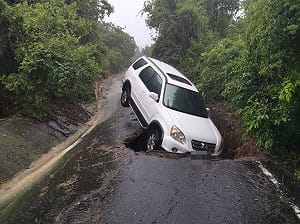 高雄豪雨狂灌！岡山路基掏空現天坑 休旅車受困險摔邊坡