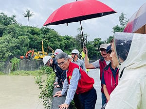 超大豪雨持續炸高雄    陳其邁陪賴建信視察月世界防汛整備  