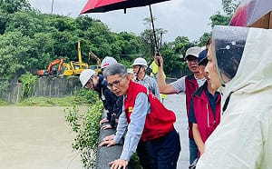 超大豪雨持續炸高雄    陳其邁陪賴建信視察月世界防汛整備  