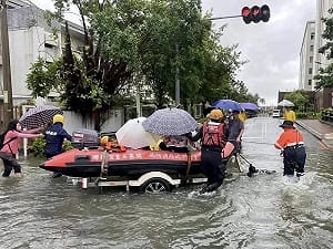 雨彈狂襲釀台南多處淹水！安南醫院橡皮艇接病患 仁德交流道拉封鎖線