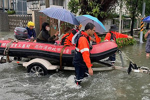 台南安南醫院外道路積水　消防局橡皮艇助接駁