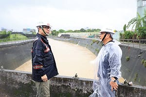 超大豪雨強襲高雄    陳其邁馬不停蹄緊盯各地水情   
