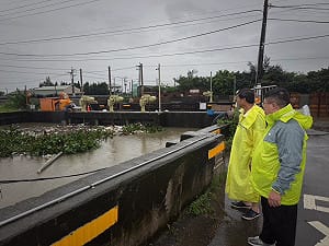 嘉義縣豪雨狂炸多處積水　蔡易餘勘查抽水站、排水系統籲民眾注意安全