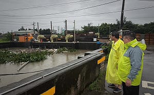 嘉義縣豪雨狂炸多處積水　蔡易餘勘查抽水站、排水系統籲民眾注意安全