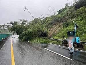 連日豪雨釀災！國10燕巢段土石路樹滑落  全線封閉搶通