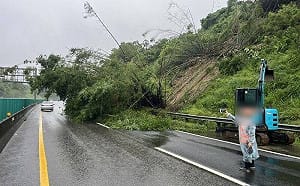 連日豪雨釀災！國10燕巢段土石路樹滑落  全線封閉搶通