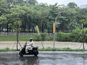 高雄百貨停班課仍營業　櫃姐怨：不管員工死活