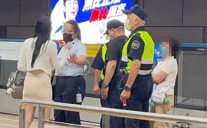 北捷女乘客月台互毆！大媽先動手躲保全身後叫囂 網火大肉搜