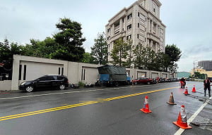 疑煞車失靈小貨車撞路旁1汽車15機車　顏清標住宅圍牆也掃到