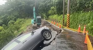 連日豪雨台南六甲路面龜裂塌陷！轎車險墜邊坡所幸平安脫困