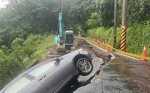 連日豪雨台南六甲路面龜裂塌陷！轎車險墜邊坡所幸平安脫困