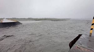 花蓮暴雨溪水暴漲！玉長便道沖毀醫院保全失聯 警消搜救中