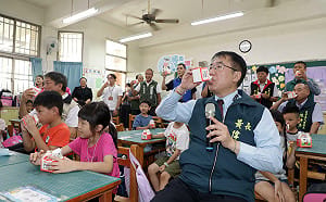 蔣萬安自豪1週1鮮奶！他嗆：很了不起嗎？黃智賢轟黃偉哲：台南喝3次為何都不說？