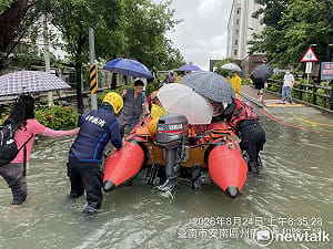 豪雨狂炸台南安南區長和路積水  消防出動橡皮艇接駁病患安全就醫