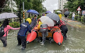 豪雨狂炸台南安南區長和路積水  消防出動橡皮艇接駁病患安全就醫
