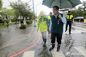 黃偉哲視察安南、仁德淹水災情　盤點排水系統持續提升防洪韌性