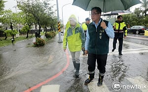 黃偉哲視察安南、仁德淹水災情　盤點排水系統持續提升防洪韌性