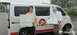台南遭「超大豪雨」襲擊  郭國文送熱食至災區並協調抽水設施