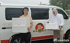 台南遭「超大豪雨」襲擊  郭國文送熱食至災區並協調抽水設施