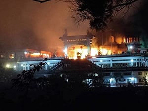 台北指南宮「凌霄寶殿」深夜大火！雙北3區空污警報 蔣萬安發聲了