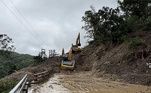 豪雨連日狂炸高雄！南橫公路大量土石坍塌 白雲寺路段阻斷搶通中