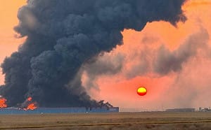 (影) 俄戰機、艦艇接連遭毀! 烏大規模打擊 俄衛星設備挨轟 物流中心也爆炸