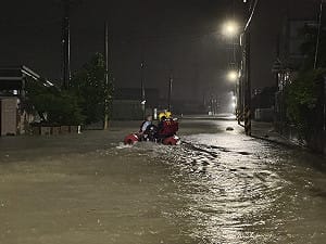 高雄大雨淹到家門口！市區恢復上班課 陳其邁臉書遭灌爆：咕嚕咕嚕