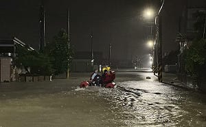 高雄大雨淹到家門口！市區恢復上班課 陳其邁臉書遭灌爆：咕嚕咕嚕