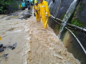 台鐵南迴線全天停駛！屏東「土石流淹鐵軌」慘況曝　