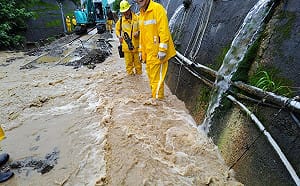 台鐵南迴線全天停駛！屏東「土石流淹鐵軌」慘況曝　