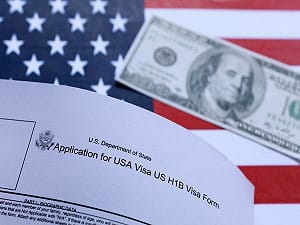外籍人才赴美代價暴增！H-1B簽證費飆逾10萬美元 法官質疑川普無權決定