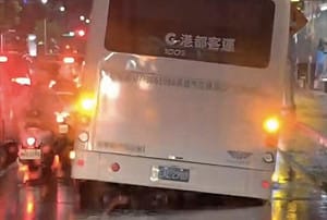 高雄雨後現天坑公車也「輪陷」    藍營議員轟：路面爛成這樣！