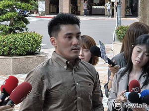 （影）丁瑀被開除硬闖國民黨爆拉扯 怒喊開除鄭麗文