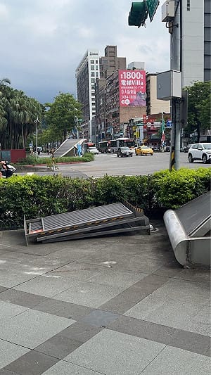 北市「柵欄吸菸區」拆掉了！沈伯洋：蔣萬安民怨炸鍋才要改
