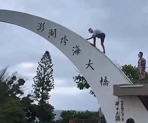 脫序男爬澎湖跨海大橋拍照！網轟「超沒水準」 最重可罰200萬