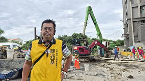 追蹤楠梓菁英會館搶修進度    薛兆基二度現勘籲設公告欄