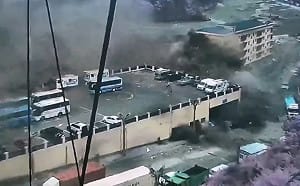 (影)土石流摧毀中國吉隆口岸活埋狂奔民眾 女遊客倒車3公里逃一劫