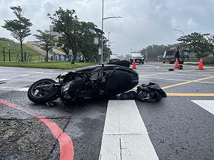 高雄旗津區大貨車疑未禮讓直行車　撞機車騎士亡