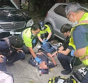 不爽遭狗吠！竹北男持刀狂追遛狗女 警開4槍制止送醫無礙